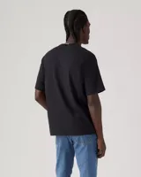 Remera negra Levi's con calce relajado y cuello redondo. Cuenta con el clásico logo vintage batwing estampado en el pecho en tono rojo con letras blancas.