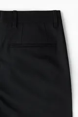 Pantalón de vestir de corte ajustado, con cierre de cremallera, botón y corchete ocultos. Presenta raya marcada en las piernas, bolsillos laterales y bolsillos traseros ribeteados.