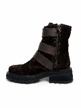 Bota de caña media en gamuza negra, con suela track dentada y tres correas horizontales con hebillas metálicas plateadas.