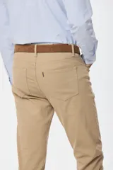 Pantalón de gabardina azul marino, corte recto, con cinco bolsillos y cierre frontal con botón y cremallera.