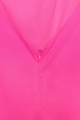 Vestido largo fucsia de cuello halter, espalda descubierta y cierre lateral con cremallera oculta en costura.