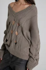 Sweater marrón calado de algodón moulinado, con escote en V y silueta holgada.