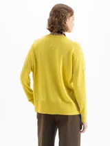 Sweater rojo de largo hasta la cadera, con mangas largas y tejido en mezcla de lana merino y algodón. De silueta holgada y cuello redondo.