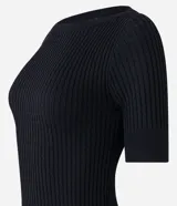 Blusa negra de viscosa con cuello redondo, mangas cortas y textura acanalada. Presenta un recorte oval en la espalda.