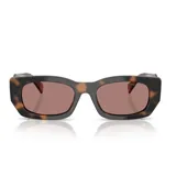 Lentes de sol Prada modelo B05 con armazón rectangular de acetato con patrón carey y lentes marrones claros.