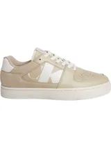 Zapatillas urbanas de cuero color beige con logo "CK" en blanco en el lateral. Suela de goma blanca con la inscripción "Calvin Klein Jeans".