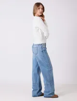 Buzo blanco de tejido calado con perlas bordadas, cuello a la base y manga larga, de la marca Nanette.