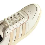 Championes urbanos Adidas modelo Breaknet Sleek, color beige con detalles en tono arena. Presentan el diseño clásico de las tres tiras laterales, puntera perforada para mayor ventilación y suela de goma con textura.