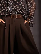 Pantalon tipo palazzo de corte amplio y tiro alto, con pinzas frontales, bolsillos laterales y cintura elástica.
