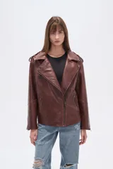 Chaqueta estilo biker de eco-cuero con efecto desgastado, color negro. Presenta cuello solapa, cierre asimétrico frontal, bolsillos con cierre y hombreras.