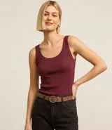 Blusa musculosa de ribana color blanco, con escote en U.