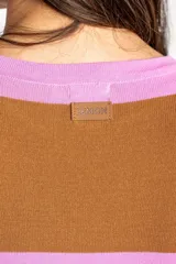 Vestido corto de tejido de punto con diseño de rayas horizontales anchas en color rosa y marrón. Presenta cuello redondo, mangas cortas y un detalle de borde en color naranja vibrante en las terminaciones de las mangas y el ruedo.