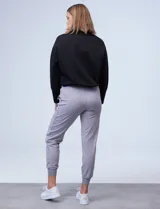 Pantalón jogger color beige, marca Zac & Rachel, con pretina ancha elastizada, lazo de ajuste, bolsillos delanteros y puños elastizados en los tobillos.