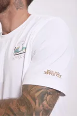 Remera de algodón color azul marino, con cuello redondo, mangas cortas y estampa pequeña en el pecho con diseño de auto y texto.