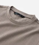 Remera de algodón azul marino, de corte slim, cuello redondo y manga corta, con diseño de textura acanalada.