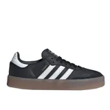 Championes Adidas modelo Sambae, color negro con las icónicas tres tiras blancas laterales y suela de goma color caramelo con plataforma. Presenta detalles en cuero y refuerzo de gamuza en la puntera.