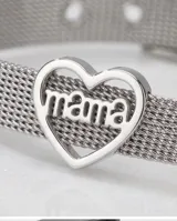 Pulsera de malla metálica plateada con dije central en forma de corazón que contiene la palabra mamá grabada.