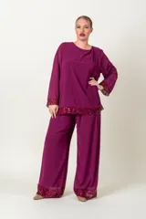Pantalón palazzo color fucsia de gasa con base de lentejuelas.