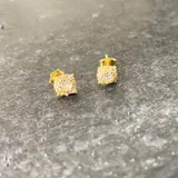 Par de aros cuadrados con circonias engarzadas, de plata 925 con acabado en oro de 18k.