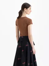 Remera de morley con escote redondo, mangas cortas y detalle de frunce en los laterales.
