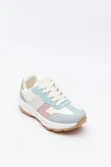 Zapatilla urbana de diseño contemporáneo con capellada que combina paneles de diferentes texturas en color negro, ajuste con cordones y suela robusta de color blanco.