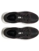 Championes de running Under Armour modelo Charged Versurge, color negro con suela blanca y base de goma color caramelo. Presentan una parte superior de malla con revestimientos de gamuza sintética y logo de la marca en el talón.