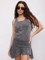 Vestido corto de canalé color gris con efecto acid wash, corte ajustado al cuerpo, tirantes anchos, escote redondo con cartera de botones frontales y falda evasé con abertura lateral y cordón ajustable.