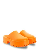 Zueco tipo mule color naranja, con plataforma y suela track.