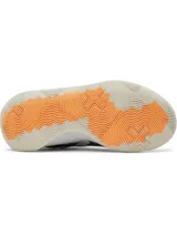 Championes de básquet Under Armour modelo UA GS Jet 25, con parte superior de materiales mixtos en tonos gris, negro y blanco, entresuela Micro G® y suela exterior de goma con detalles en naranja.