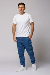 Pantalón jean de corte jogger con bolsillos cargo laterales y puños elásticos en los tobillos.