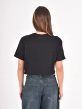 Remera crop top blanca de manga corta con estampa frontal en color negro con diseño tipográfico y gráfico de estrella.