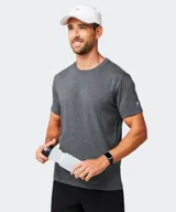 Remera Fabletics de manga corta, color gris oscuro melange, confeccionada con tejido Hybrid365 suave al tacto con tecnología antiolor y antisudor.