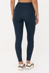 Calza larga azul de cintura alta.