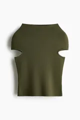 Top de punto suave verde militar, de corte ceñido, cuello alto y mangas cortas con aberturas laterales en las sisas.