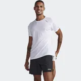 Remera deportiva 2XU modelo Aero Tee, color negro, de manga corta y cuello redondo. Confeccionada con tecnología X-VENT, presenta un panel trasero de malla para mayor transpirabilidad y tejido de doble punto de secado rápido. Incluye detalles reflectantes para mayor visibilidad.