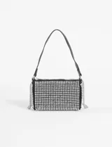 Cartera de mano rectangular color negro, cubierta de strass plateados. Tiene asa corta de cuero sintético y correa de cadena metálica plateada.