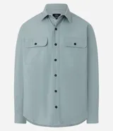 Camisa manga larga de sarga en color verde militar, con cuello inglés, cierre frontal de botones negros y dos bolsillos con solapa en el pecho.