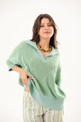 Buzo de punto color verde menta, con cuello polo y escote en V, mangas cortas y diseño holgado.
