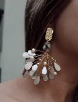 Aros colgantes con base dorada y apliques de cristal, perlas y pétalos plateados.