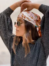 Buzo de tejido de punto con acabado brillante, confeccionado con hilado italiano. Presenta cuello redondo, mangas largas acampanadas y un corte holgado.