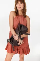 Cartera tipo hobo color suela, confeccionada en cuero con diseño trenzado y correa ajustable con hebilla metálica dorada.