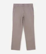 Pantalón de sarga de algodón con corte recto, cintura media, cierre frontal con botón y cremallera, pasantes para cinturón, bolsillos delanteros tipo faca y bolsillos traseros embutidos.