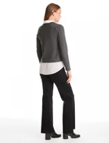 Buzo combinado marca Rio & Rian, con diseño de efecto capas que simula una camisa blanca debajo. Presenta un cuerpo de tejido de hilado fino en color beige con escote en V, y cuello y ruedo de gasa blanca.