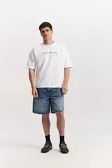 Bermuda de jean de corte amplio y largo hasta la rodilla, color gris con lavado desgastado.