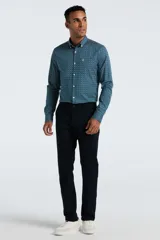 Camisa de manga larga con cuello abotonado y estampado de mini figuras geométricas en tonos verdes y azules. Presenta cierre frontal con botones y logo bordado en el pecho.