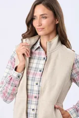 Chaleco de cuello alto con cierre frontal, confeccionado en tejido de poliéster con textura tipo lana, en color beige.