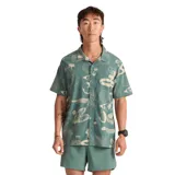 Camisa de manga corta Roark modelo Bless Up Trail, color verde con estampado gráfico en tono claro, cuello cubano y botones frontales.