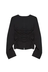 Blusa blanca de manga larga con escote redondo, cierre frontal oculto y detalles de frunces laterales en el cuerpo.