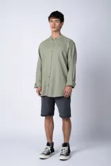 Camisa de lino color blanco con cuello mao y cierre frontal de botones. Presenta mangas largas con puños simples y un corte clásico.