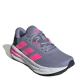 Championes de running Adidas Galaxy 7 para mujer, con capellada de malla técnica en color gris y detalles en fucsia vibrante. Presentan las icónicas tres tiras laterales, entresuela Cloudfoam para mayor amortiguación y suela de goma resistente.